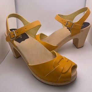 Excellent condition yellow 3.75” heel Swedish Hasbeens